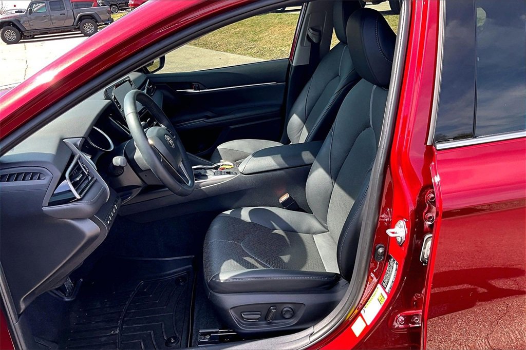 Used 2022 Toyota Camry XLE w/ Navigation Upgrade Package image 22