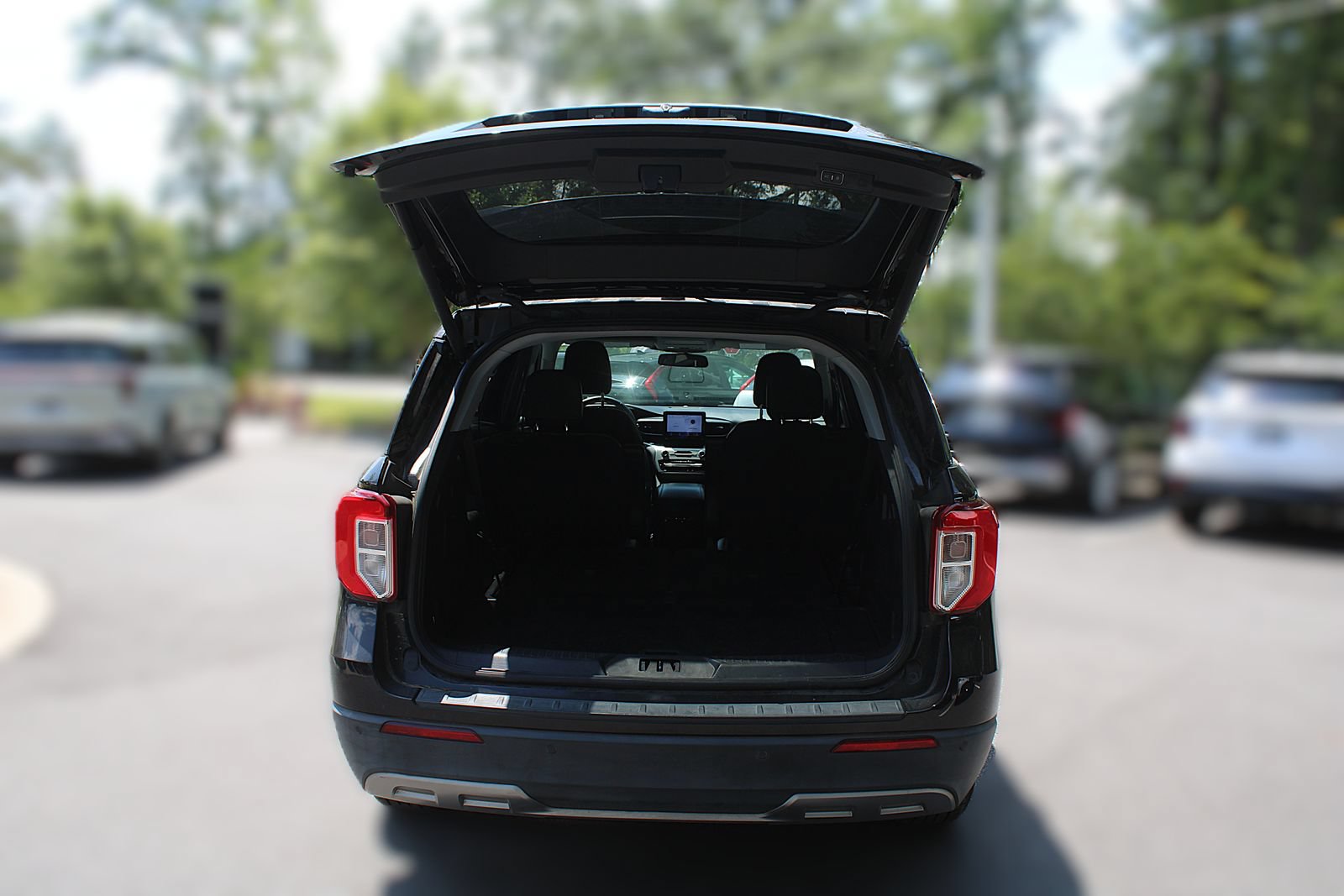 Used 2022 Ford Explorer XLT w/ Equipment Group 202A AWD/4WD image 9