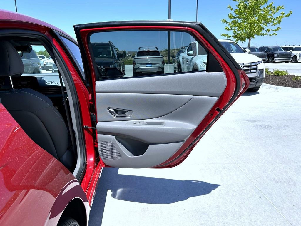 Used 2023 Hyundai Elantra SEL w/ Convenience Package FWD image 18