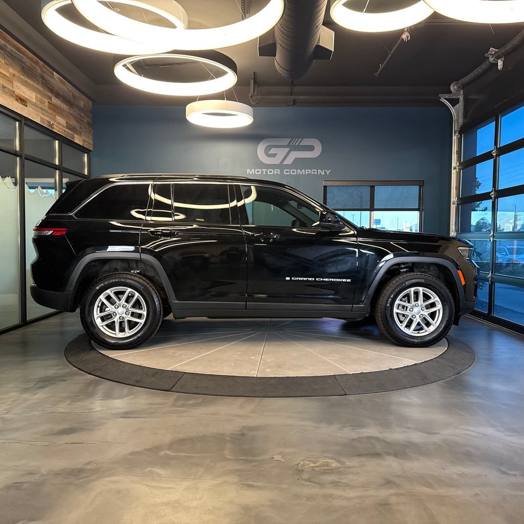 Used 2025 Jeep Grand Cherokee Laredo X w/ Luxury Tech Group I AWD/4WD image 2