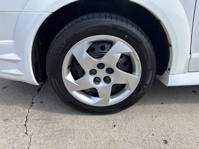 Used 2007 Pontiac Vibe w/ Preferred Package FWD image 2
