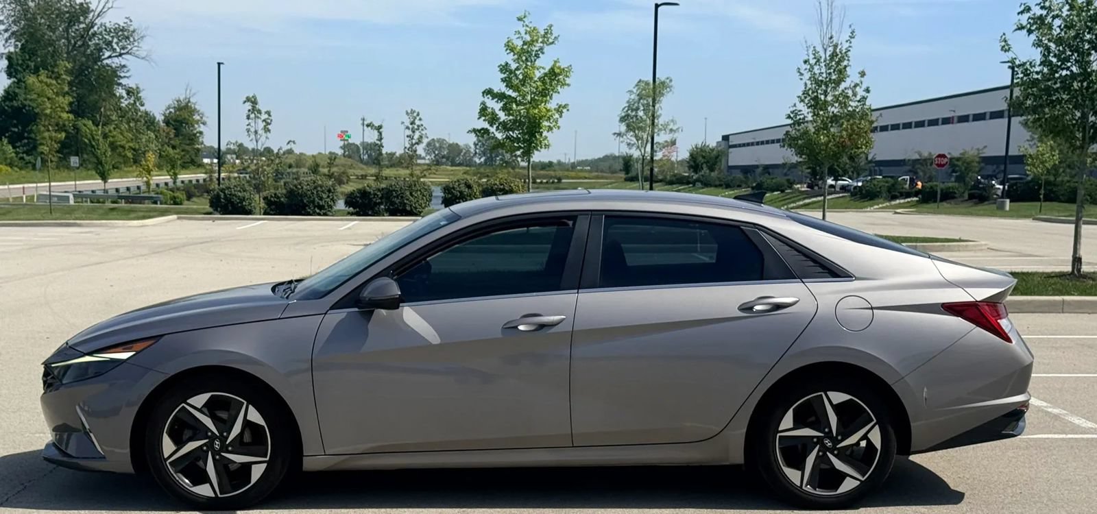 Used 2022 Hyundai Elantra SEL w/ Convenience + Premium Package FWD image 2