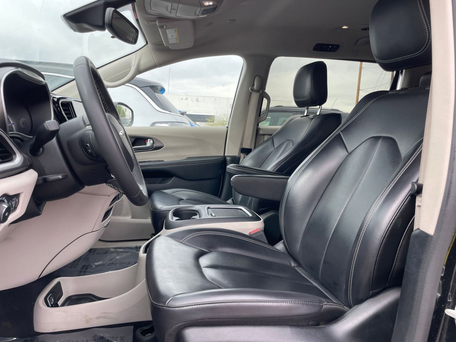 Used 2023 Chrysler Pacifica Touring-L image 29