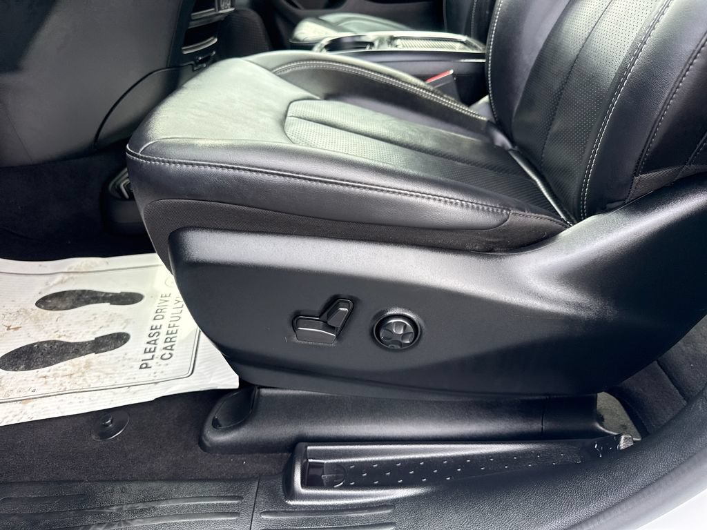 Used 2024 Chrysler Pacifica Touring-L w/ S Appearance Package AWD/4WD image 30