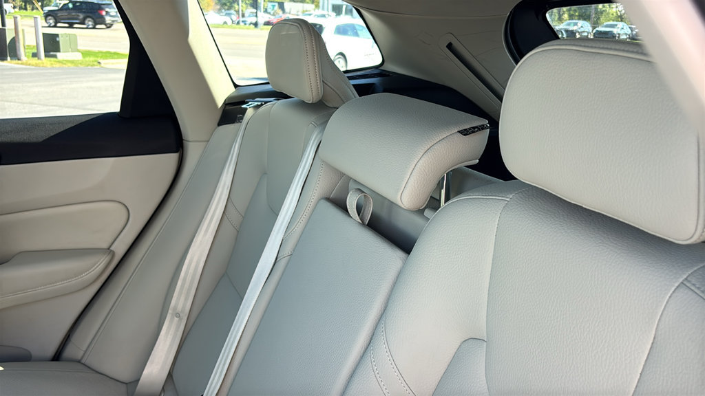Certified 2024 Volvo XC60 B5 Core w/ Climate Package AWD/4WD image 11