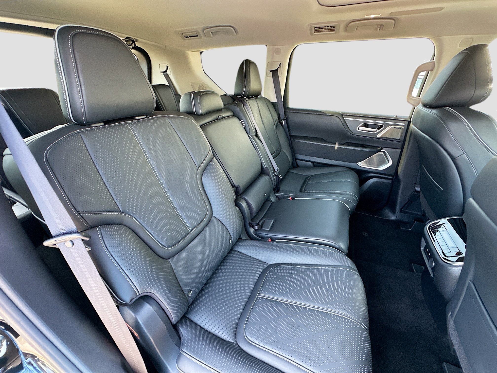 Used 2025 INFINITI QX80 Sensory image 30