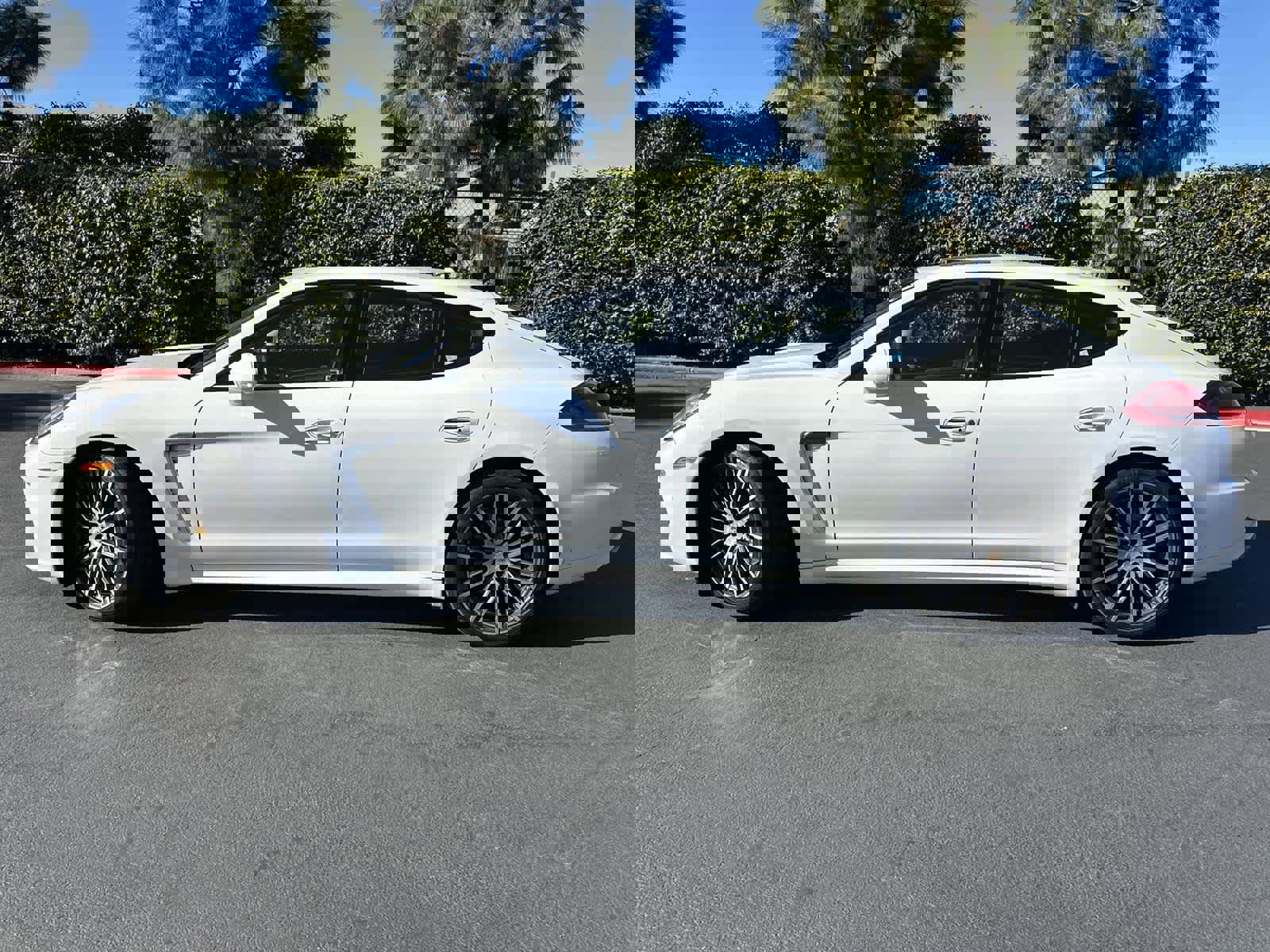 Used 2016 Porsche Panamera 4 image 3