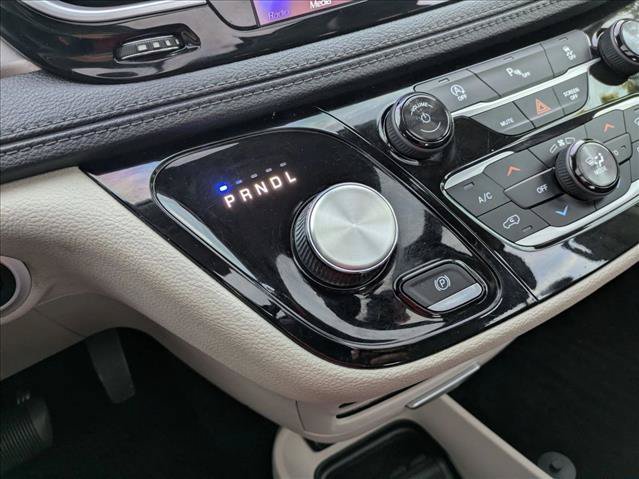 Used 2018 Chrysler Pacifica Limited FWD image 12