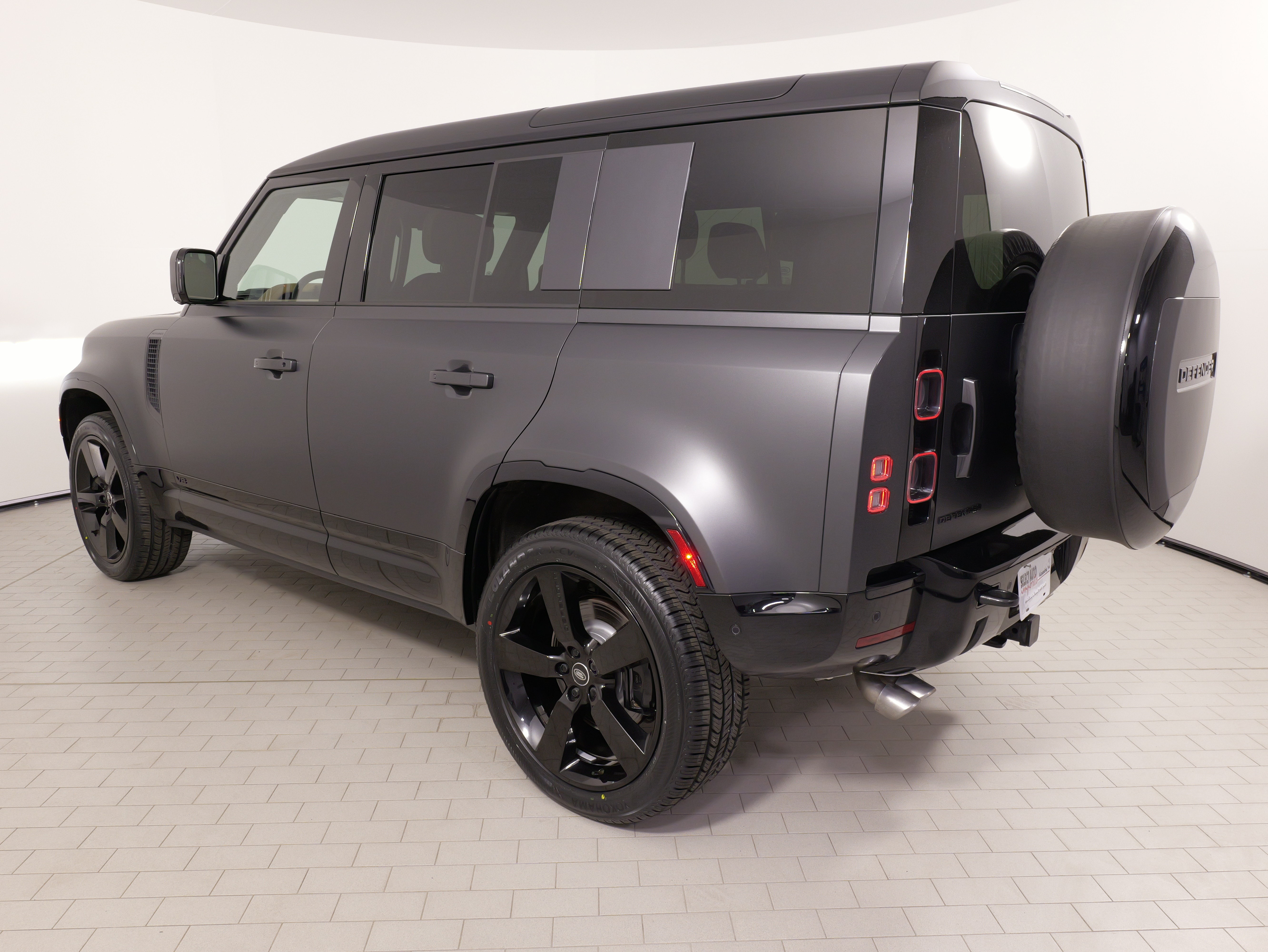 Used 2025 Land Rover Defender 110 V8 AWD/4WD image 19