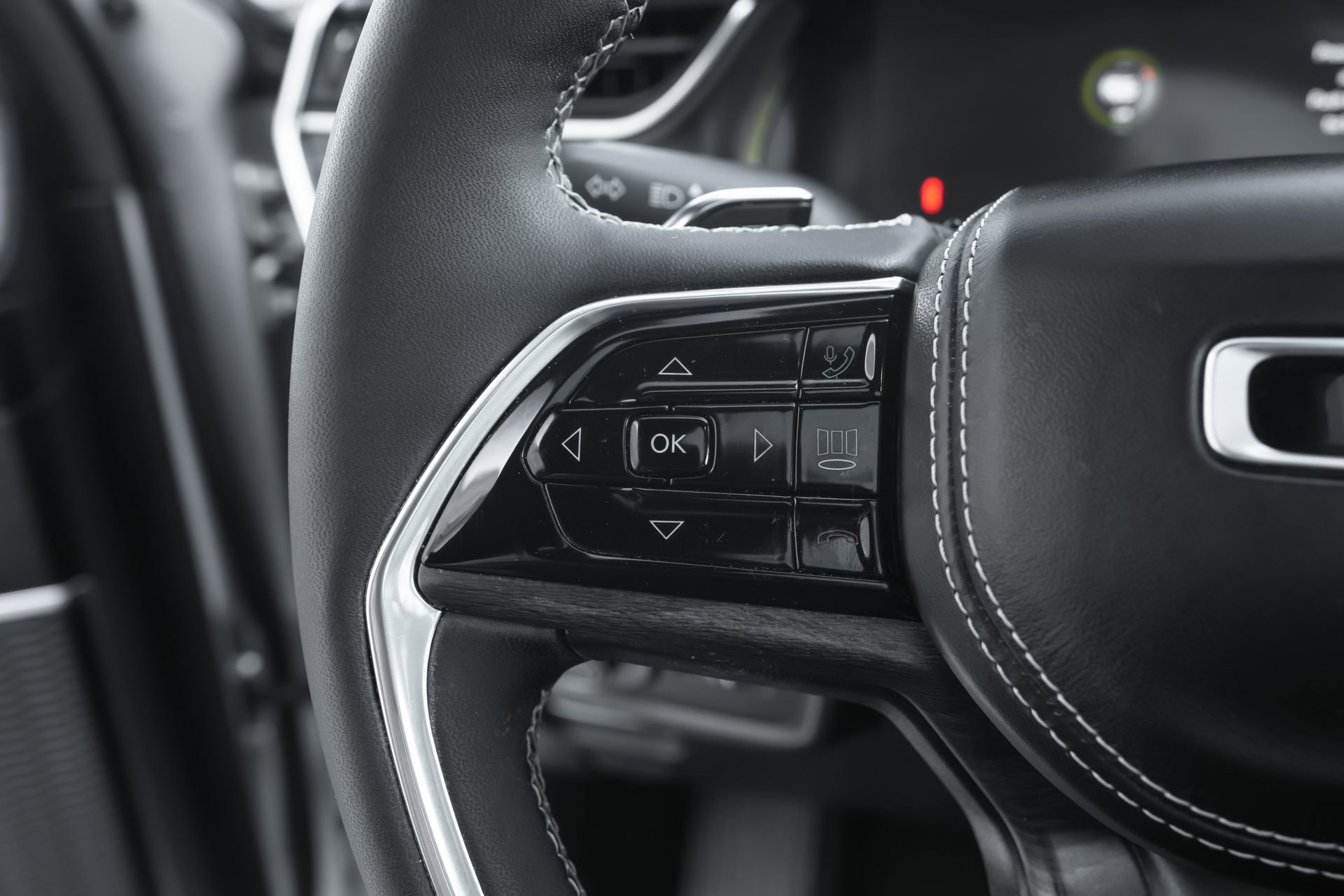 Used 2024 Jeep Grand Cherokee L Overland w/ Trailer Tow Package image 17