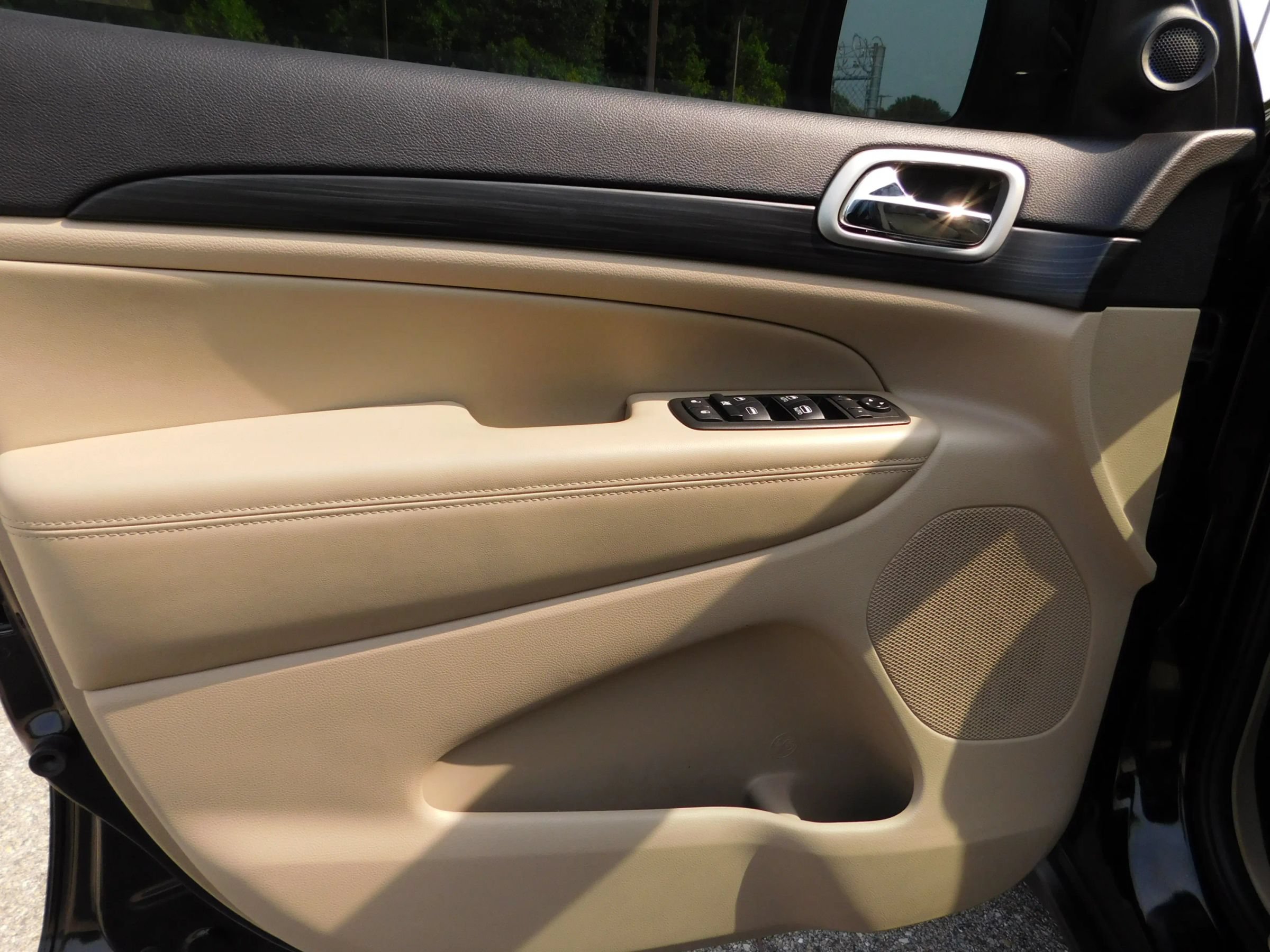 Used 2021 Jeep Grand Cherokee Laredo AWD/4WD image 17