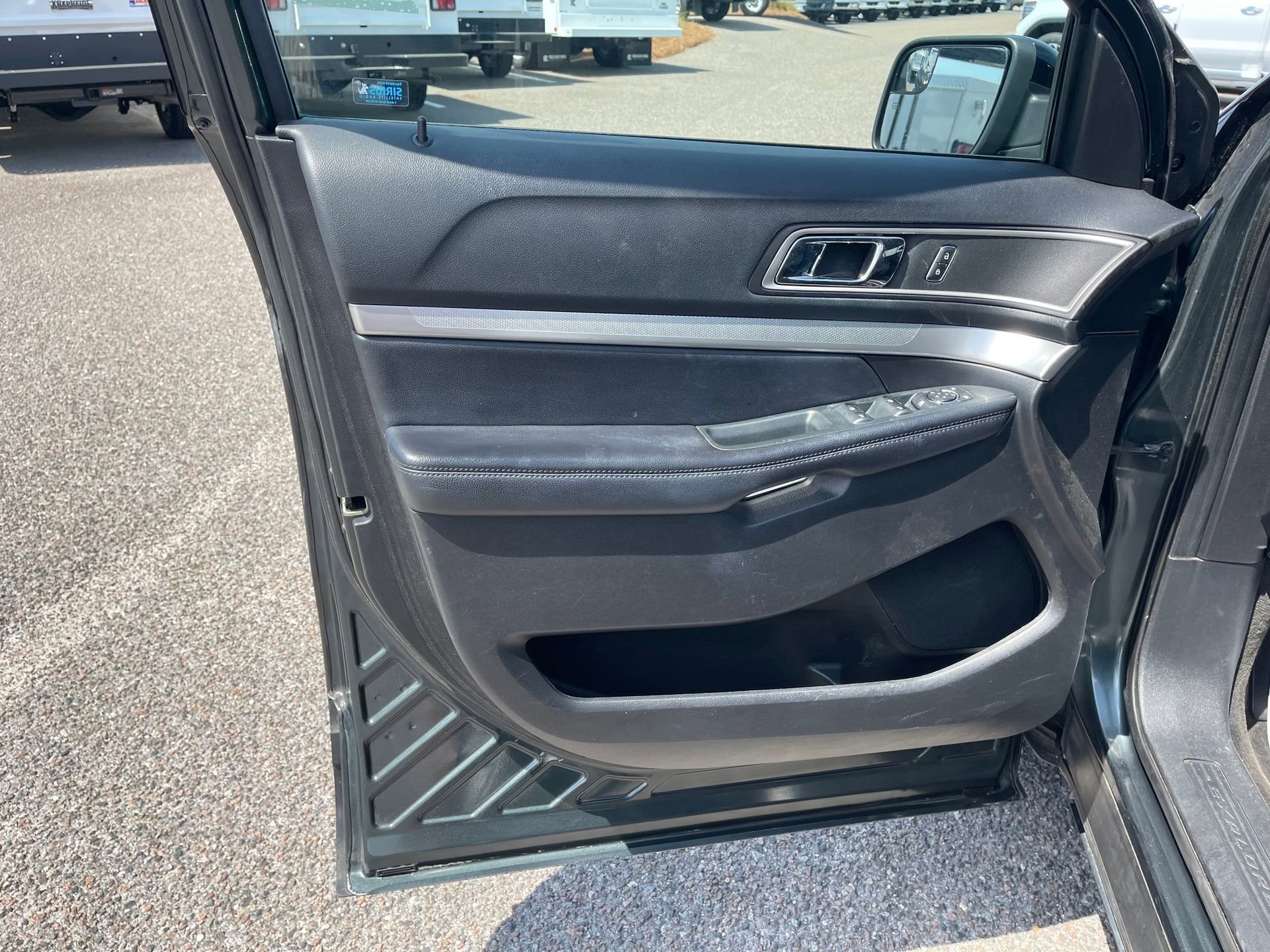 Used 2016 Ford Explorer XLT w/ Equipment Group 202A FWD image 11