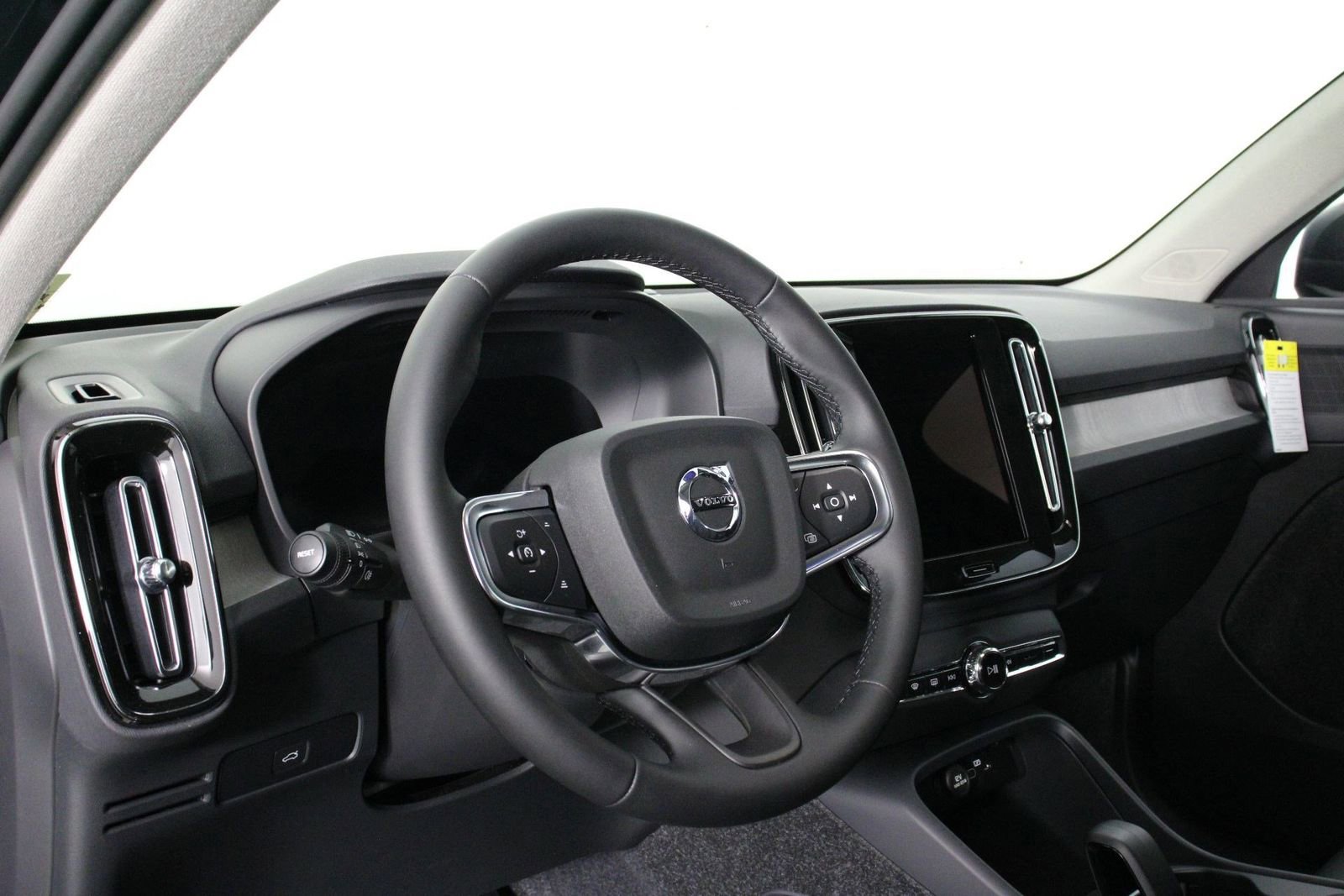 New 2025 Volvo XC40 B5 Core w/ Climate Package image 8