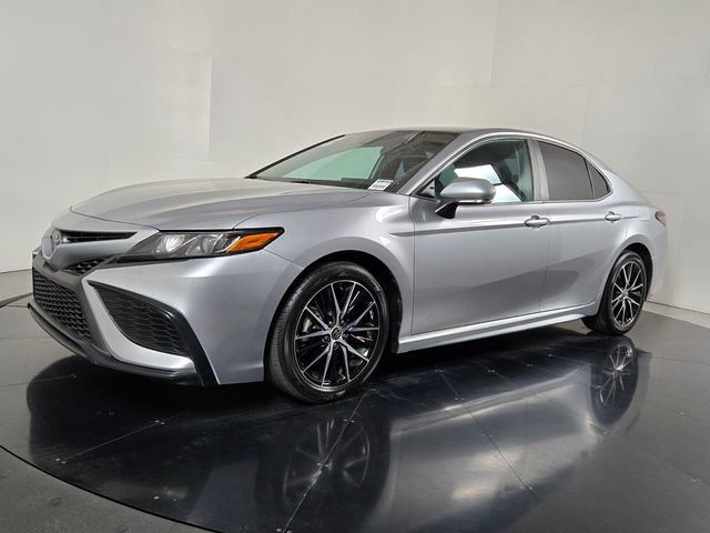 Used 2022 Toyota Camry SE w/ Carpet Mat Package (TMS) FWD image 2