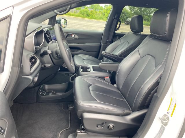 Used 2025 Chrysler Pacifica Select FWD image 15