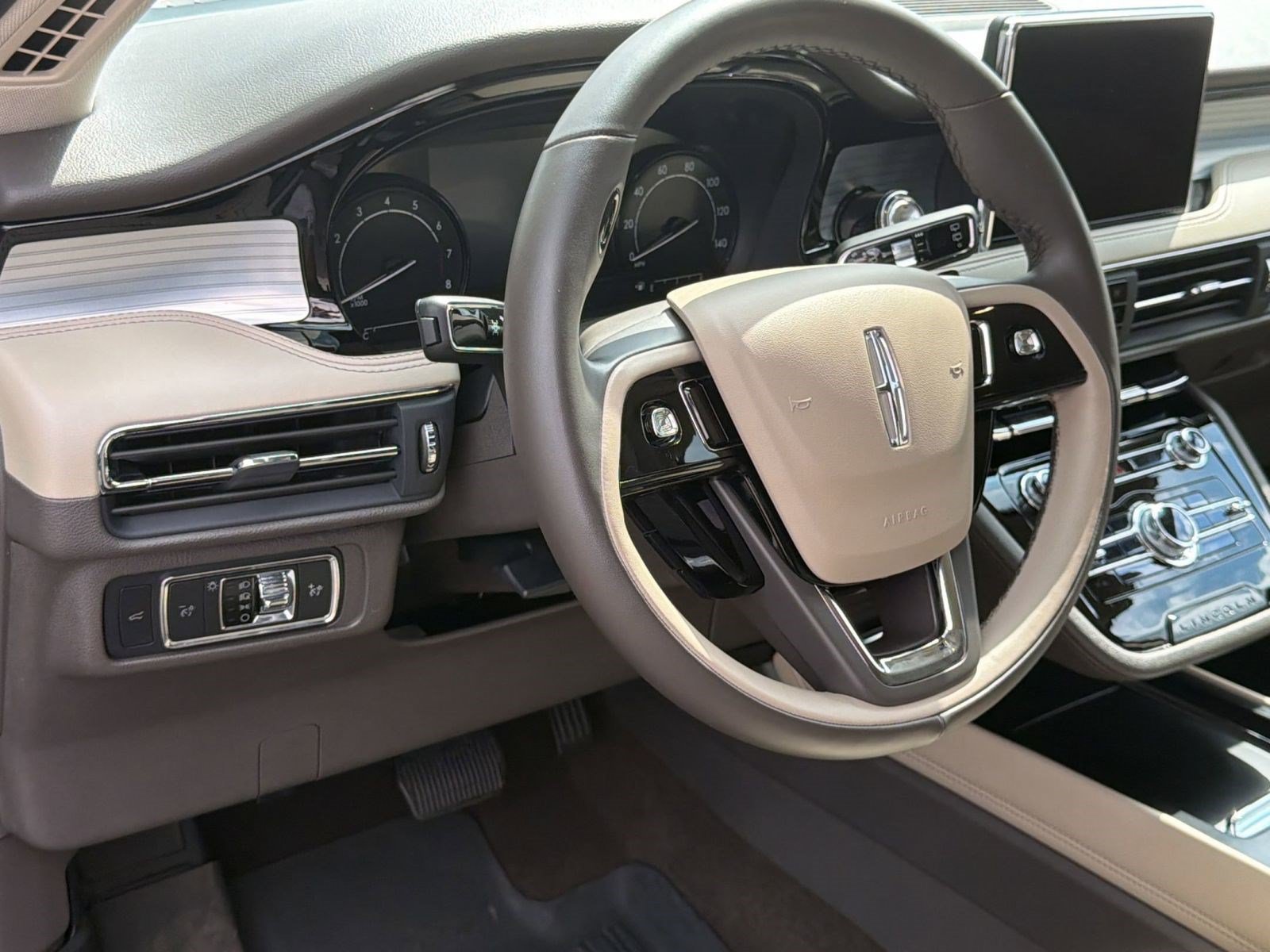 Used 2021 Lincoln Corsair AWD image 4