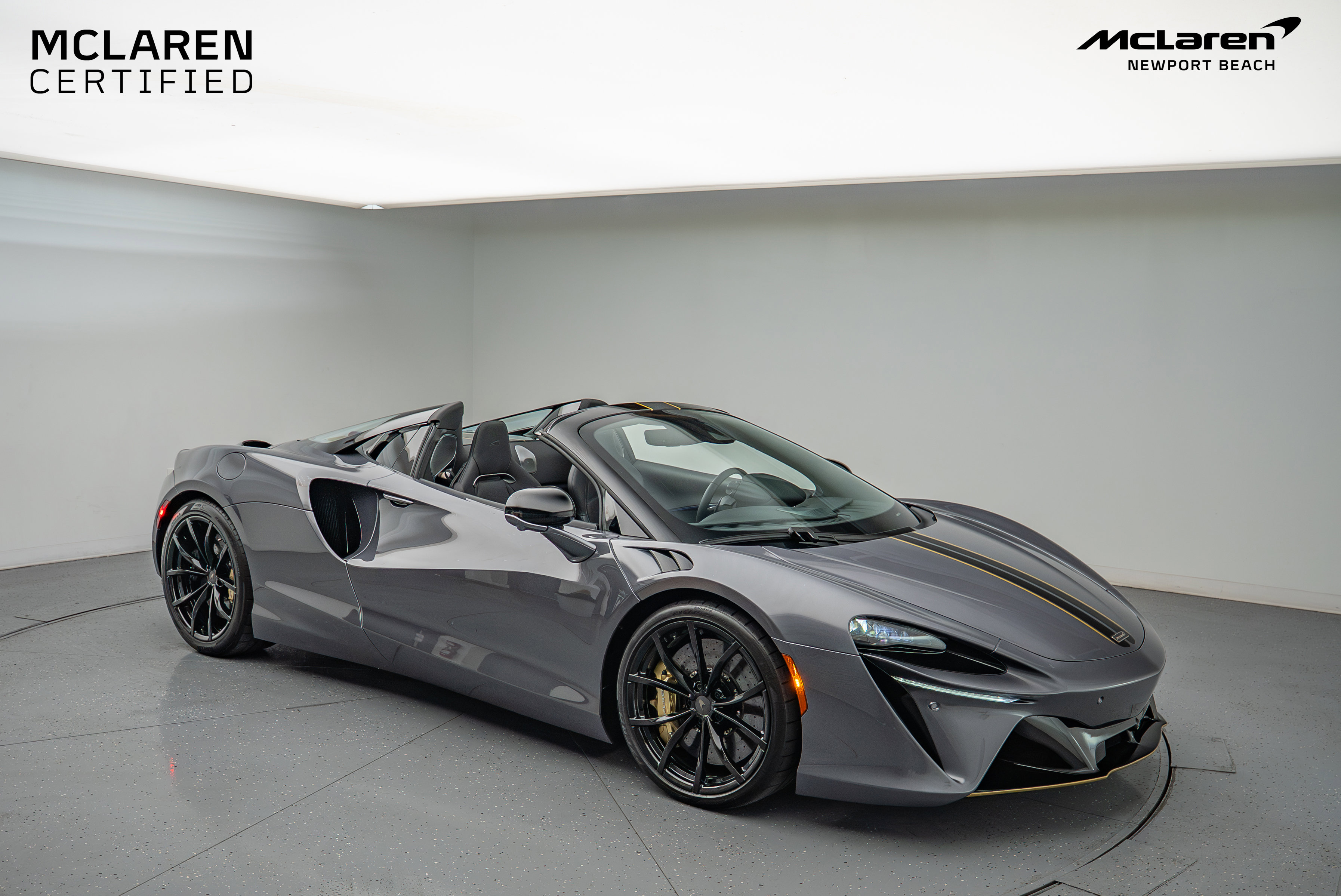 Used 2025 McLaren Artura Spider image 1