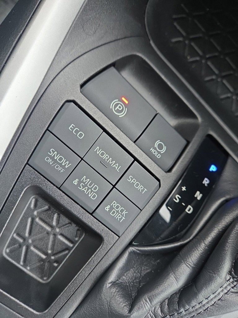 Used 2021 Toyota RAV4 LE image 34