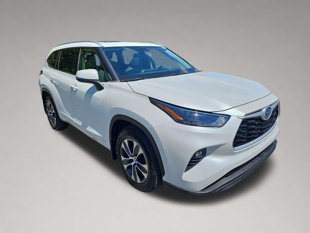 Used 2022 Toyota Highlander XLE AWD/4WD image 1
