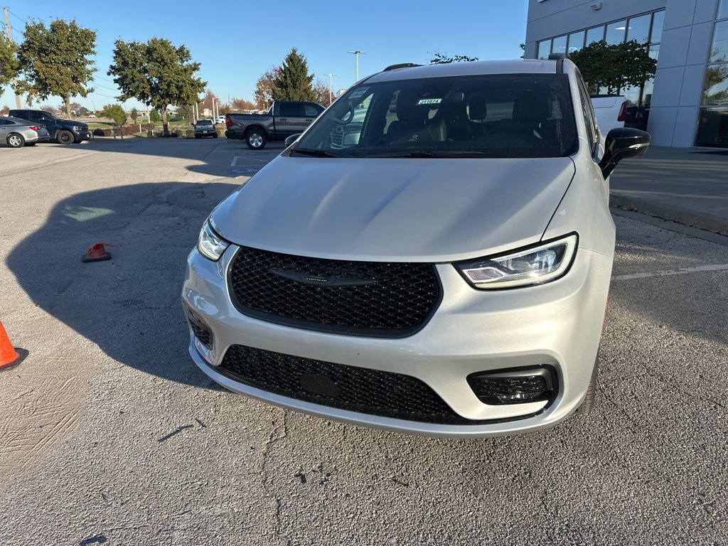 New 2026 Chrysler Pacifica Select FWD image 11