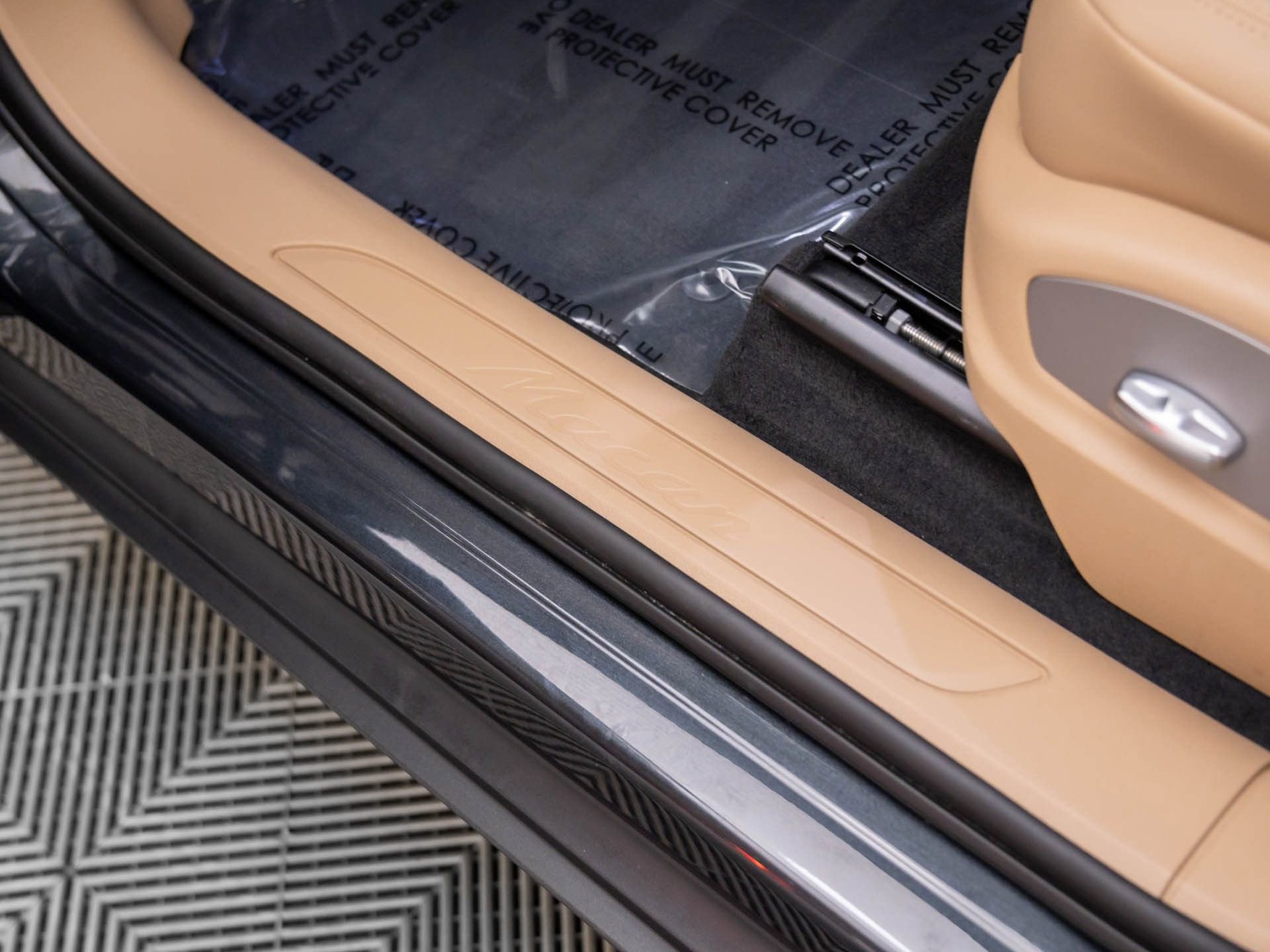 Certified 2025 Porsche Macan image 17