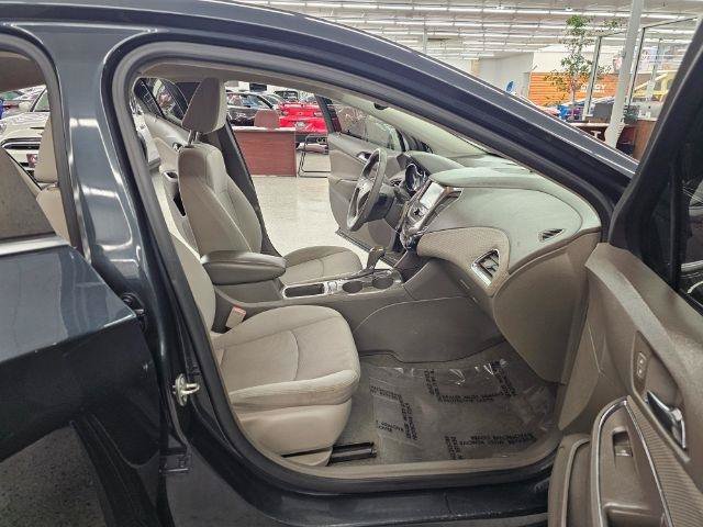 Used 2018 Chevrolet Cruze LT w/ Convenience Package FWD image 30