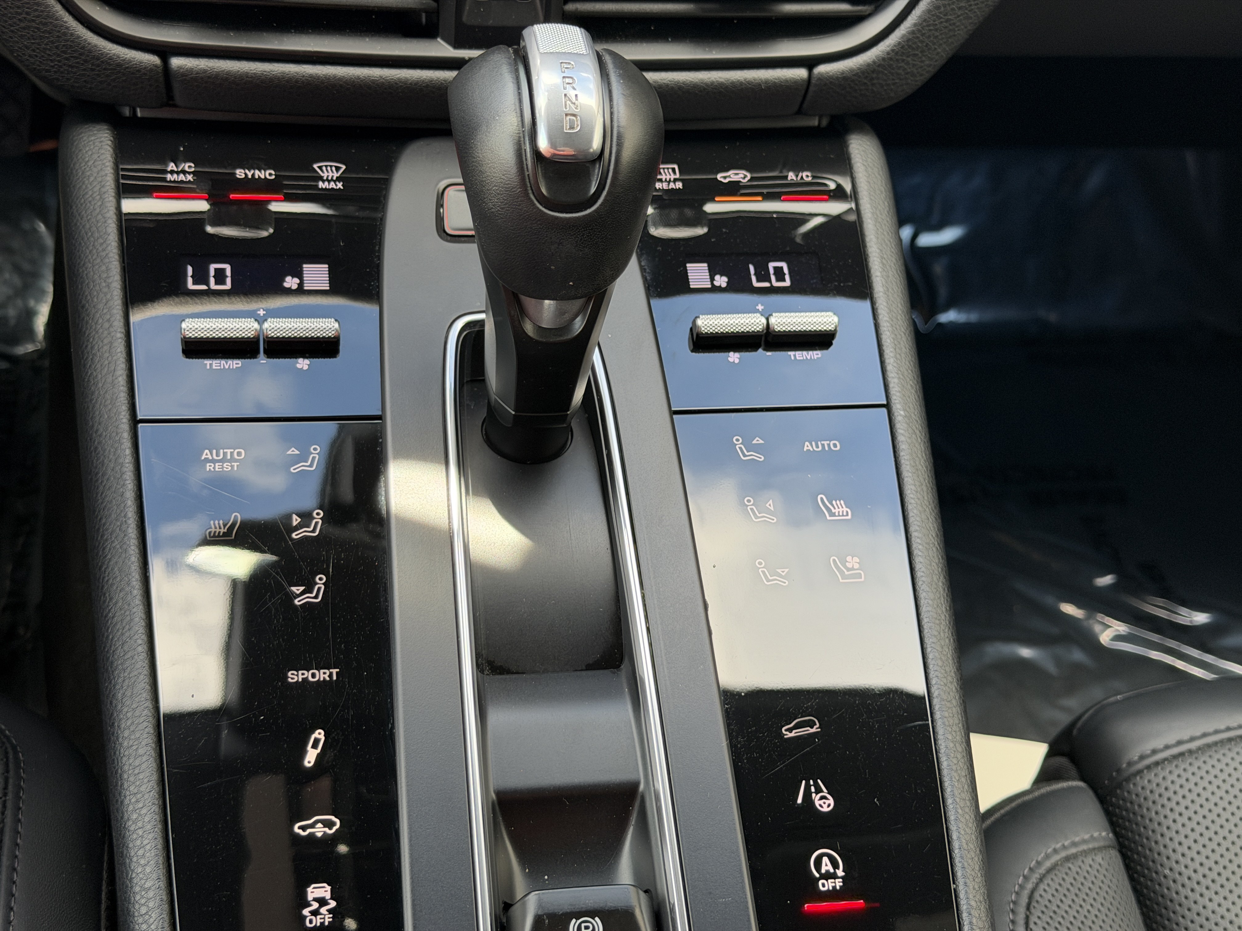 Certified 2023 Porsche Macan AWD/4WD image 26