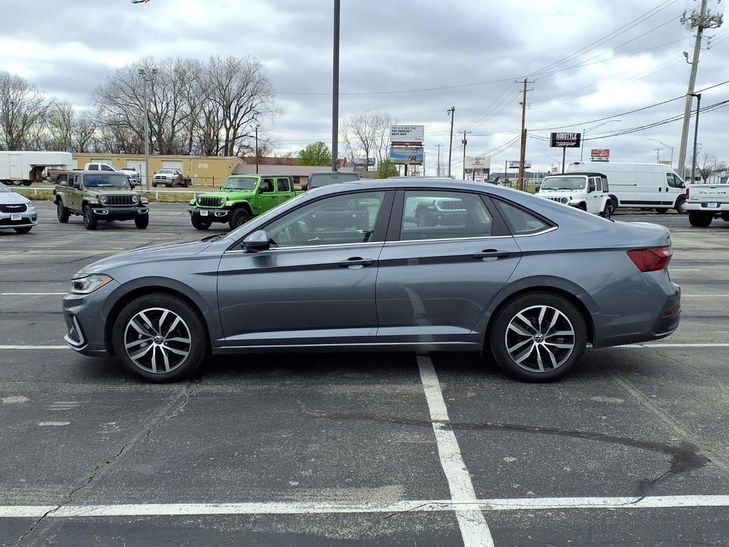 Used 2025 Volkswagen Jetta SE image 4