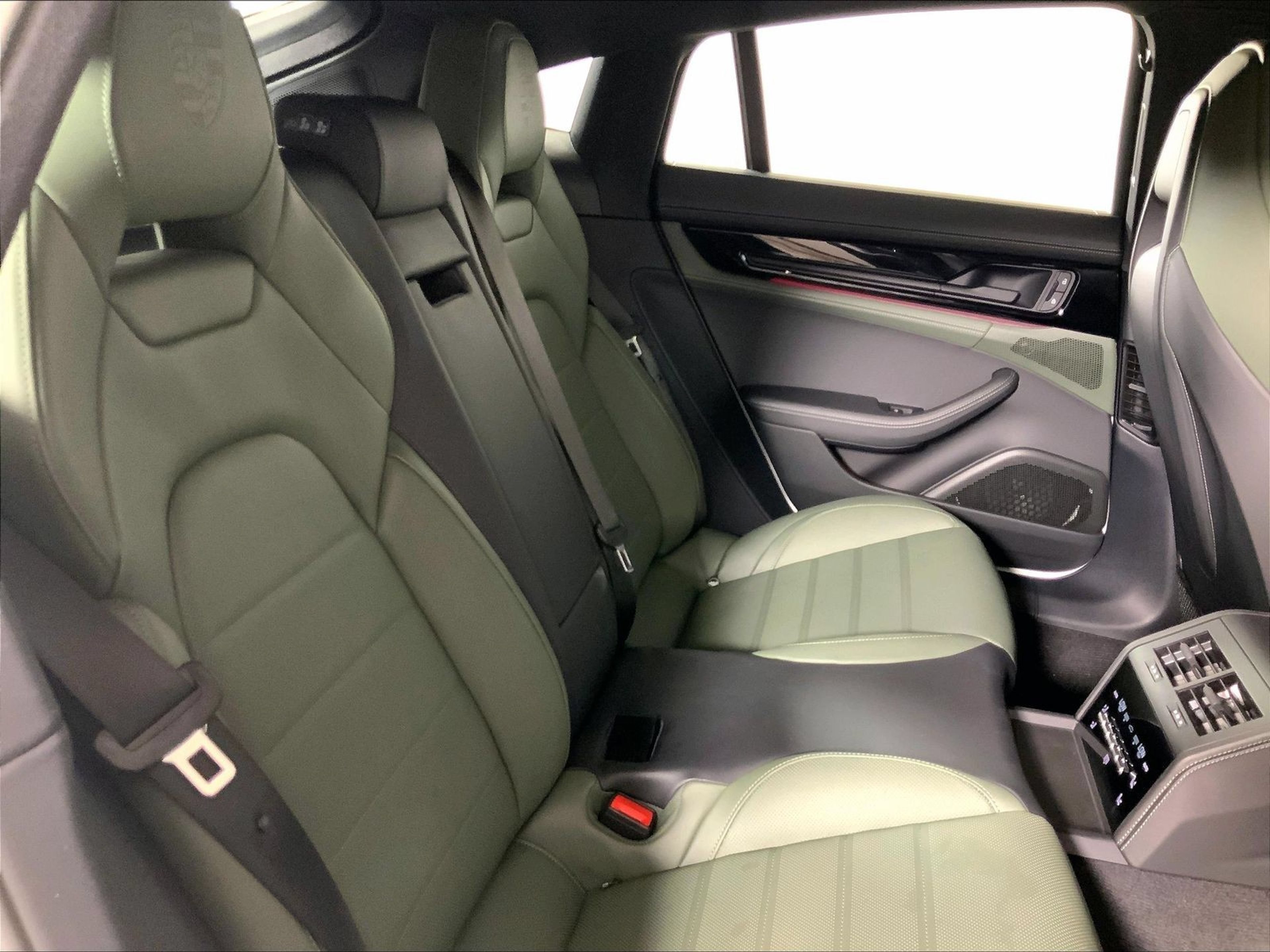 Certified 2024 Porsche Panamera 4 AWD/4WD image 19