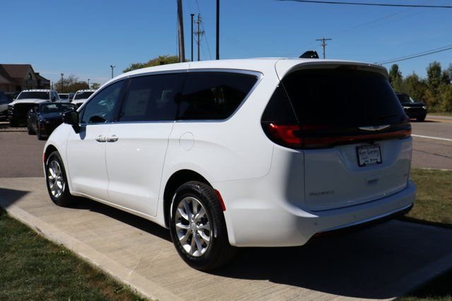 New 2026 Chrysler Pacifica Select image 32