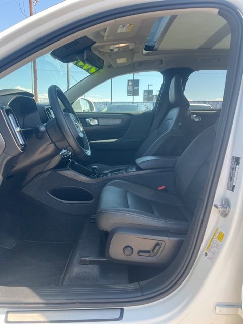 Used 2025 Volvo XC40 B5 Core w/ Climate Package image 20