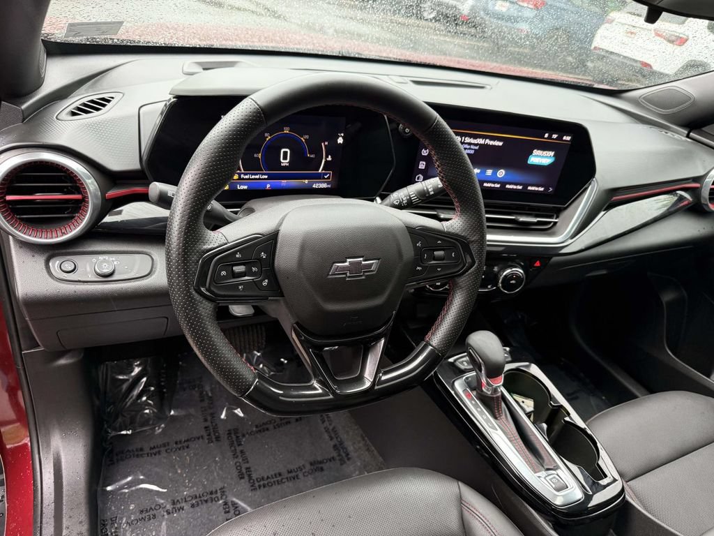 Used 2024 Chevrolet Trax RS w/ Sunroof Package FWD image 2
