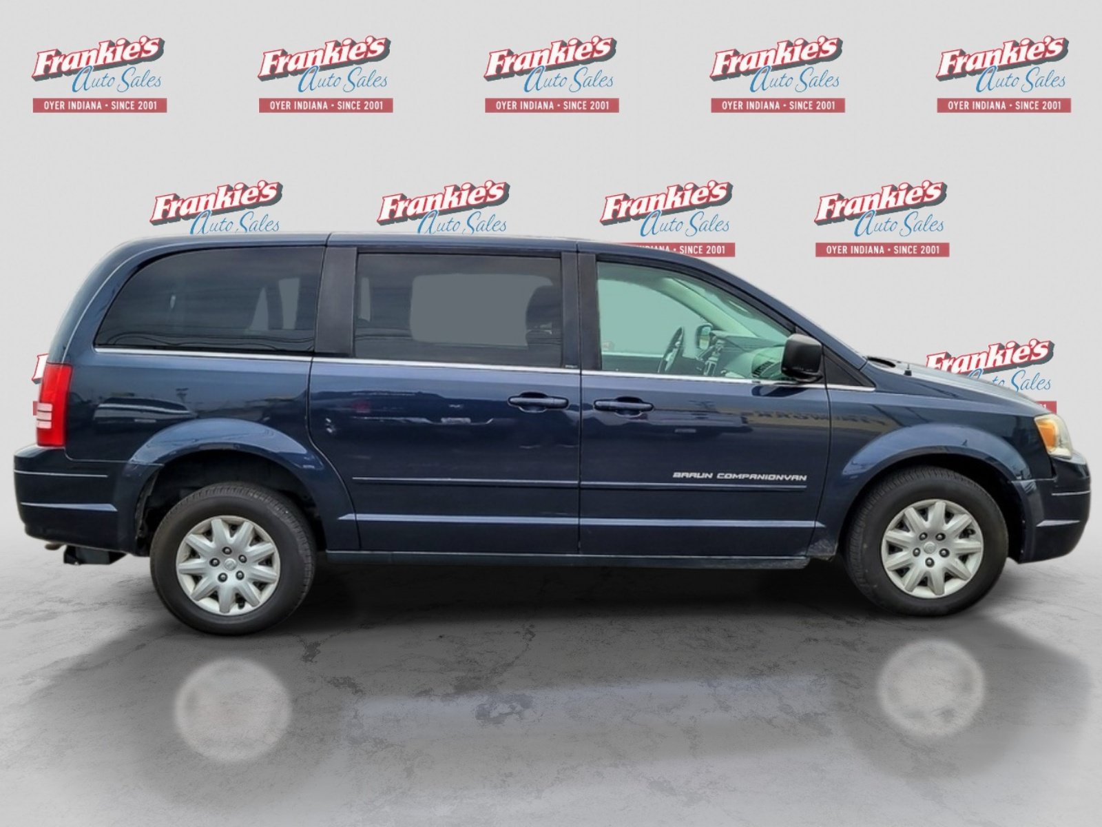 Used 2009 Chrysler Town & Country LX FWD image 6