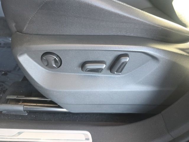 Used 2020 Volkswagen Tiguan SE R-Line image 23