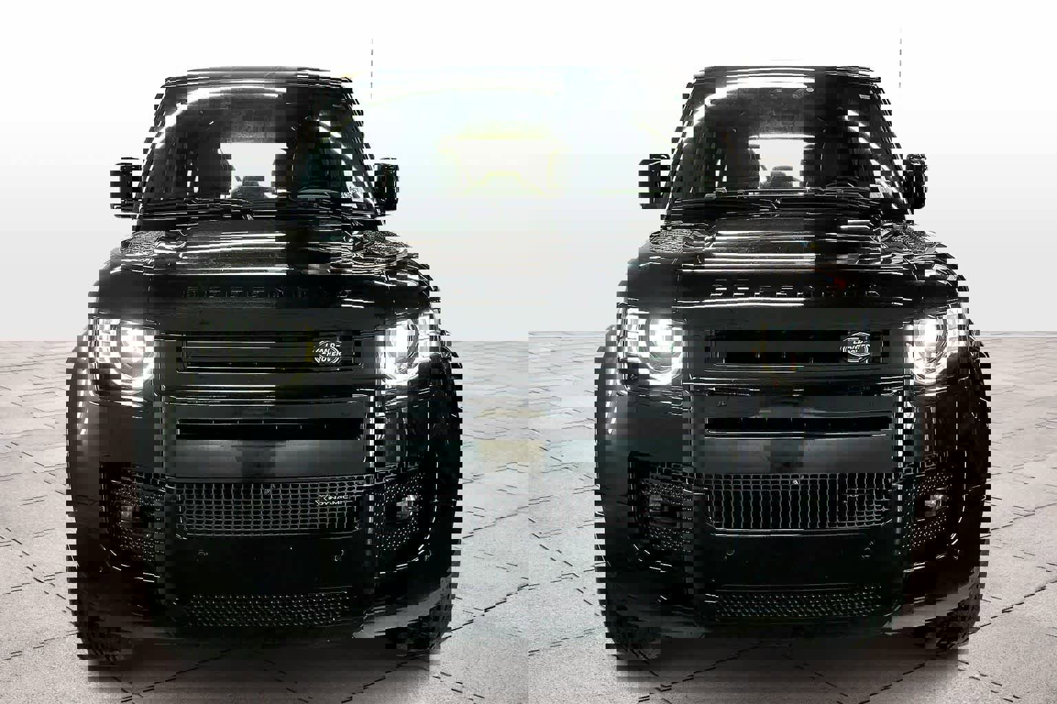 Used 2023 Land Rover Defender 130 X-Dynamic SE image 3