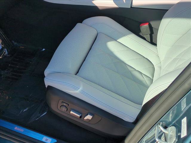New 2026 BMW X5 xDrive50e w/ Premium Package AWD/4WD image 4