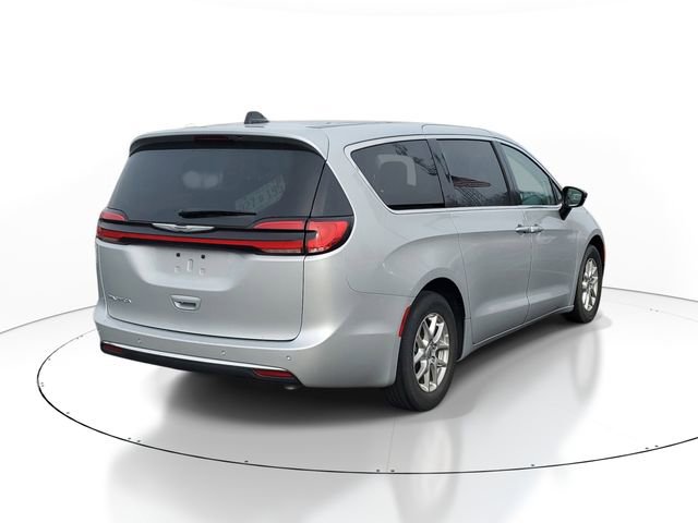 Used 2024 Chrysler Pacifica Touring-L image 3