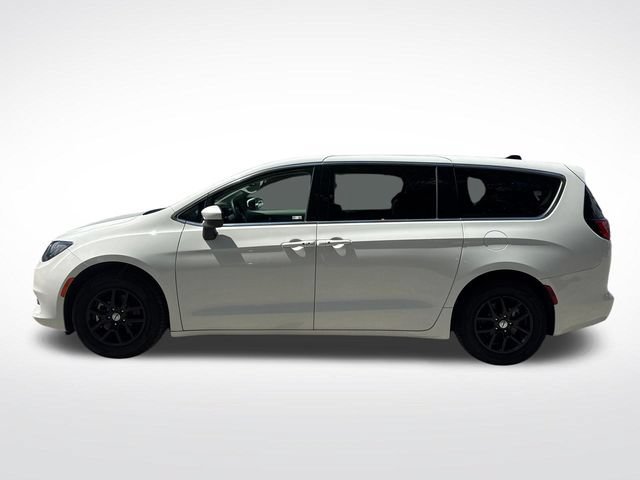 Used 2023 Chrysler Voyager LX FWD image 2