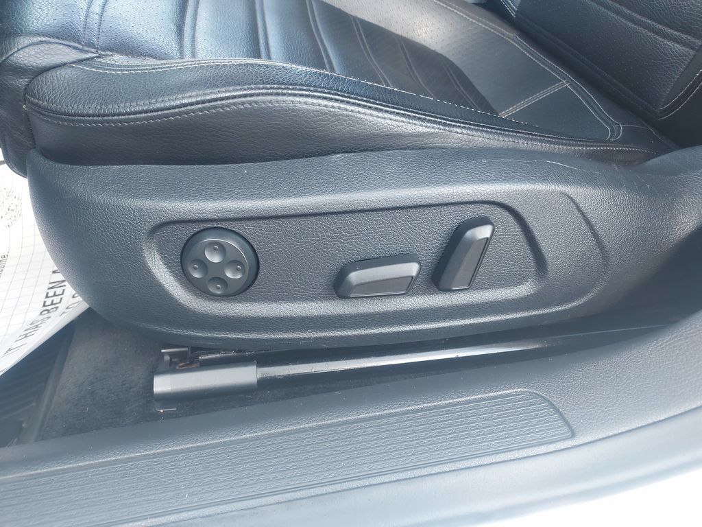 Used 2013 Volkswagen CC R-Line FWD image 25