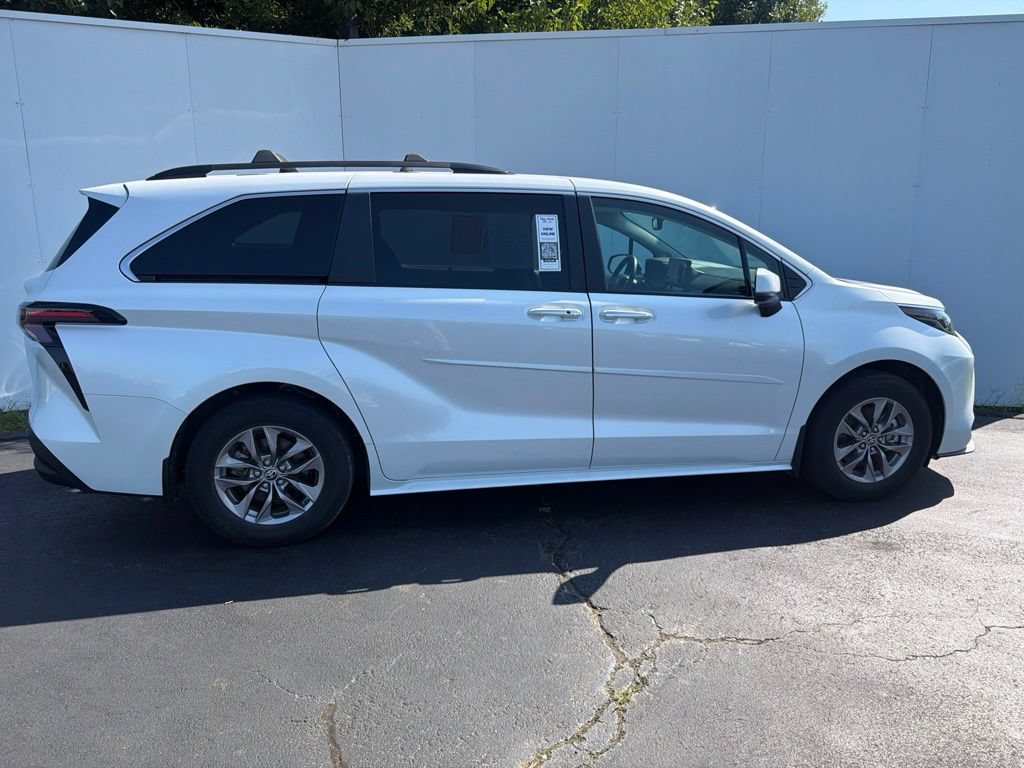 Certified 2025 Toyota Sienna XLE AWD/4WD image 3
