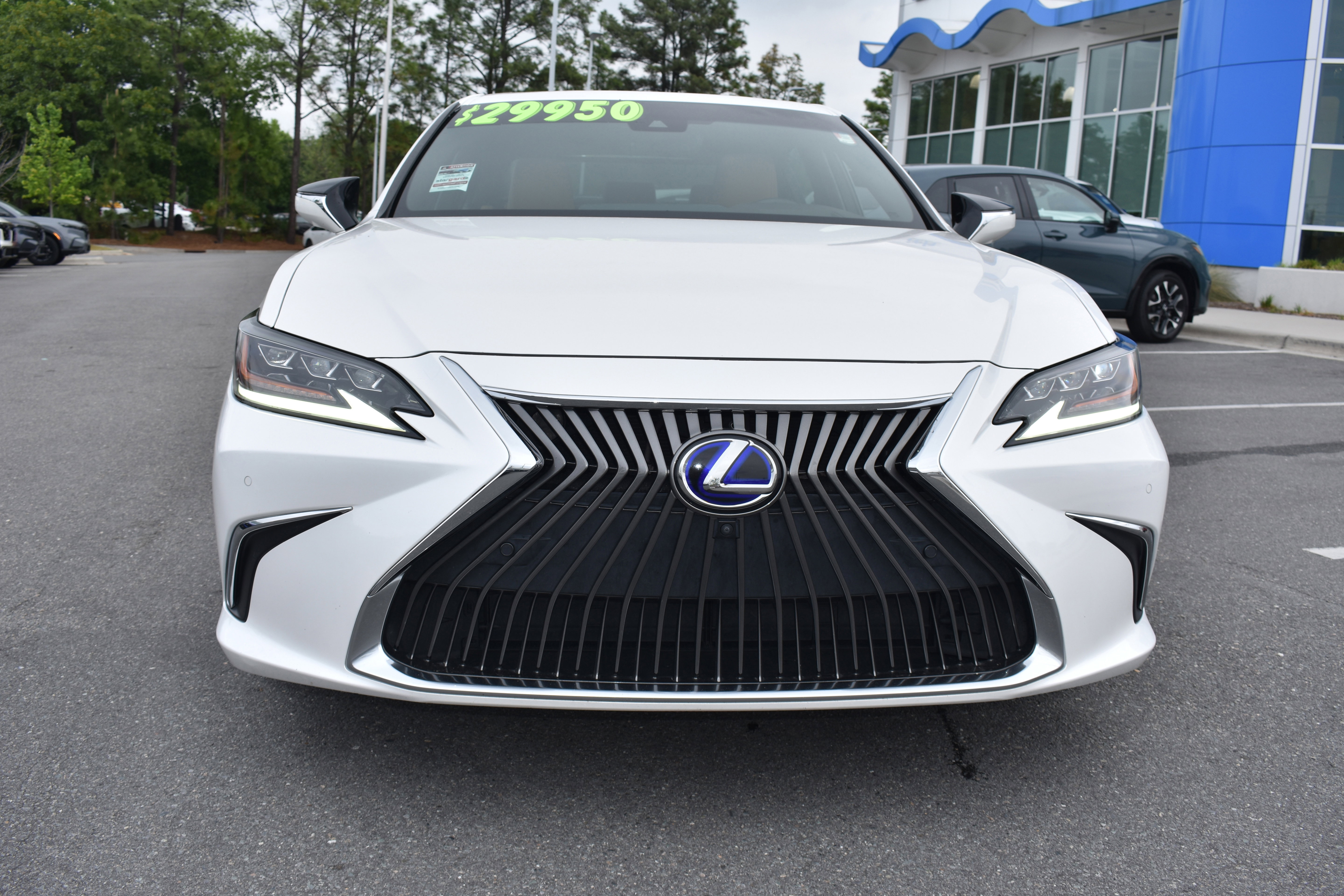 Used 2019 Lexus ES 300h Ultra Luxury w/ Accessory Package FWD image 3