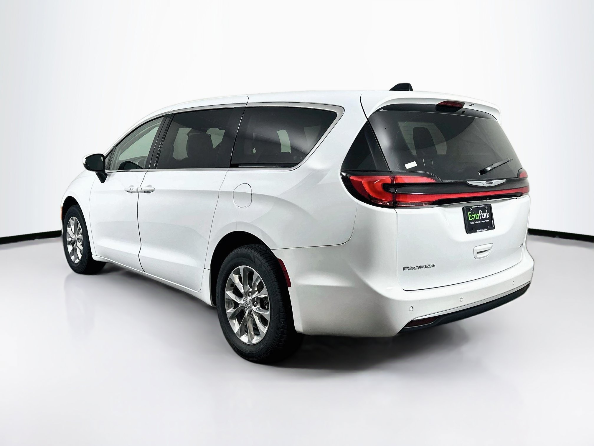Used 2023 Chrysler Pacifica Touring-L AWD/4WD image 5