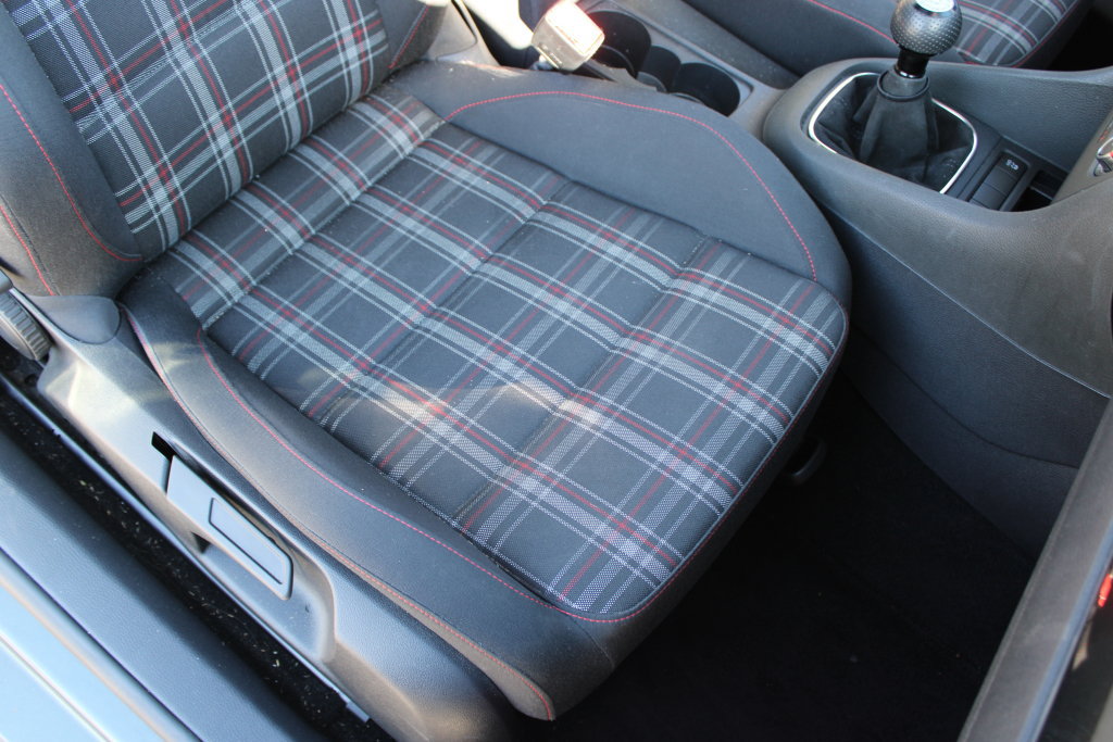 Used 2011 Volkswagen Golf 2-Door FWD image 12