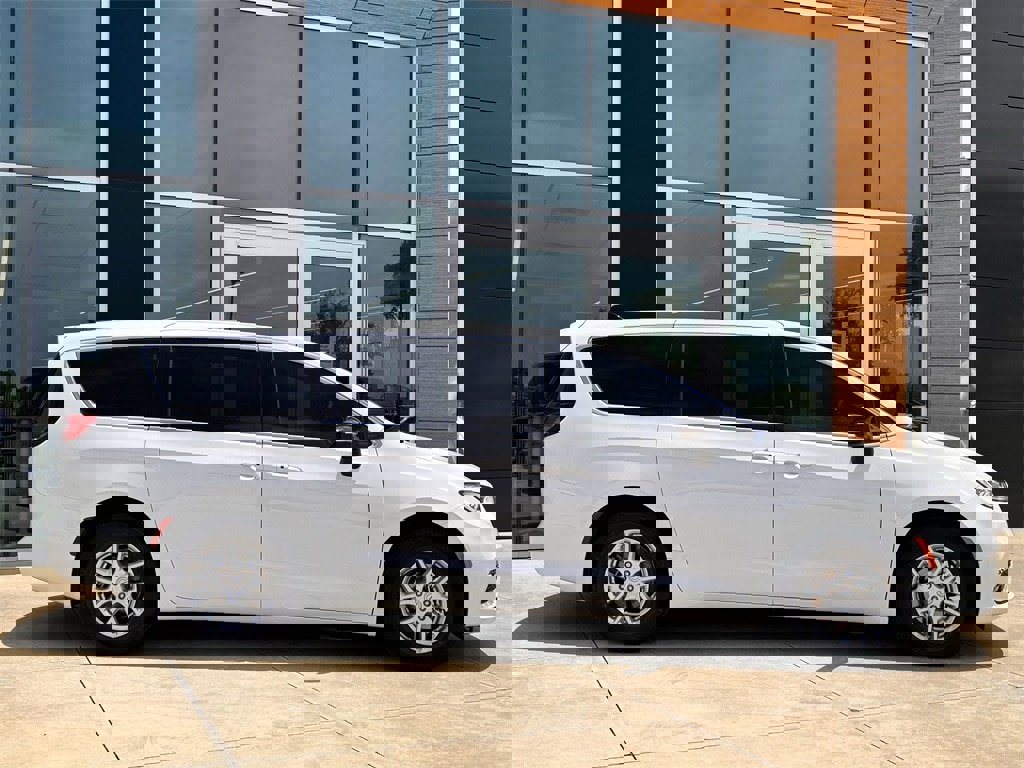 New 2025 Chrysler Pacifica Select image 3