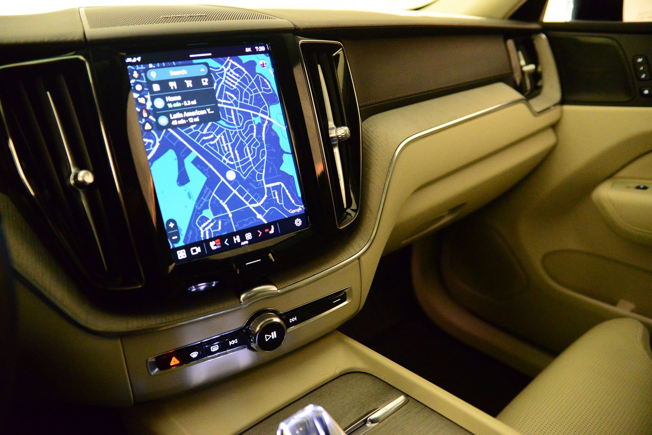 Used 2023 Volvo XC60 B5 Ultimate w/ Climate Package image 28