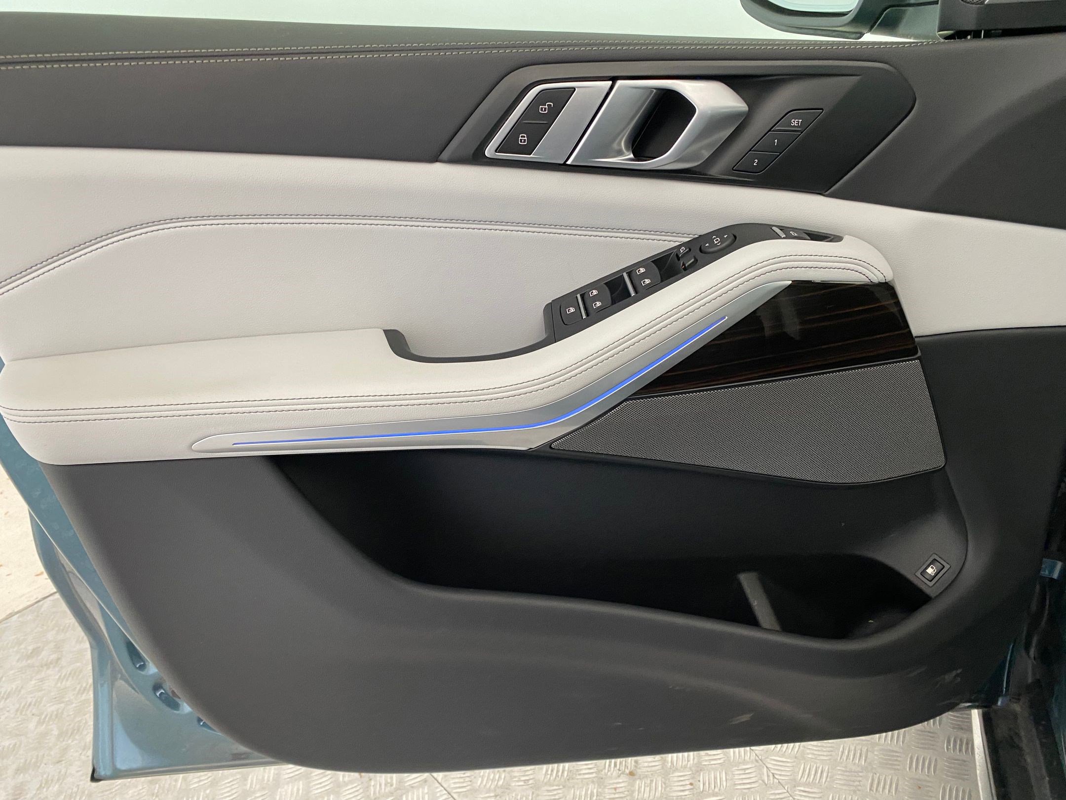 Used 2025 BMW X5 xDrive50e w/ Premium Package image 11