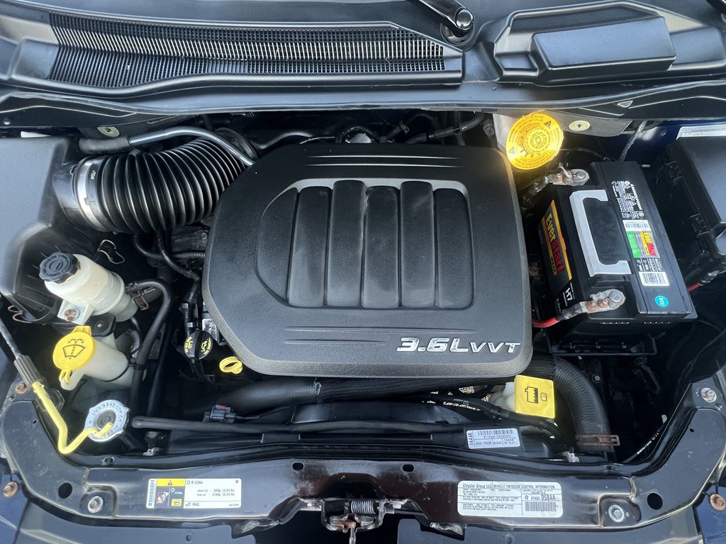 Used 2014 Chrysler Town & Country Touring FWD image 9
