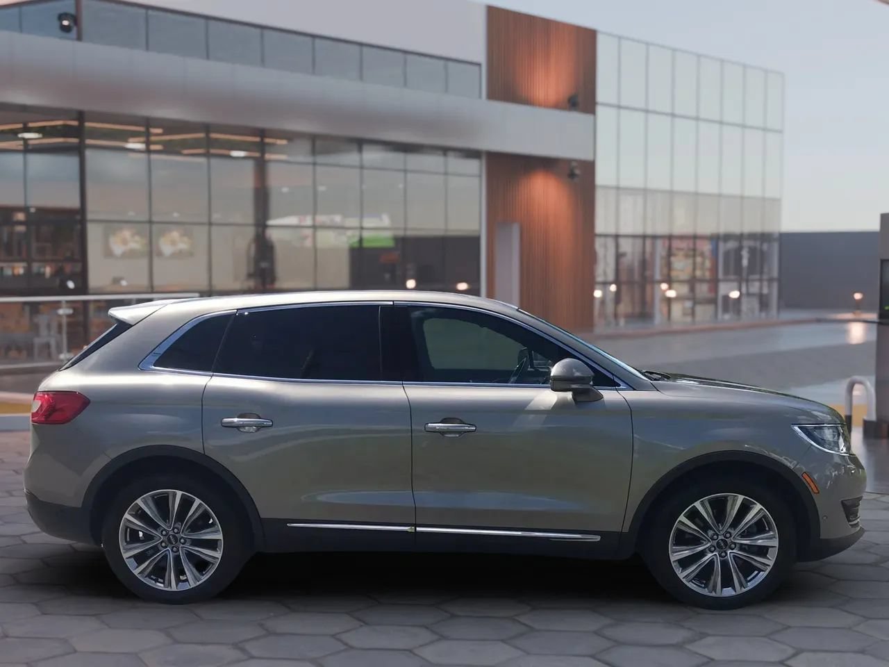 Used 2016 Lincoln MKX Reserve w/ Luxury Package AWD/4WD image 4