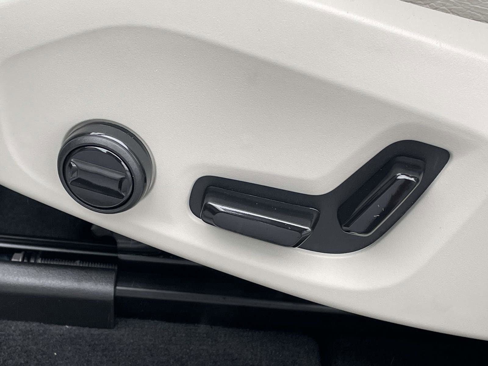 Certified 2025 Volvo XC60 B5 Core AWD/4WD image 16