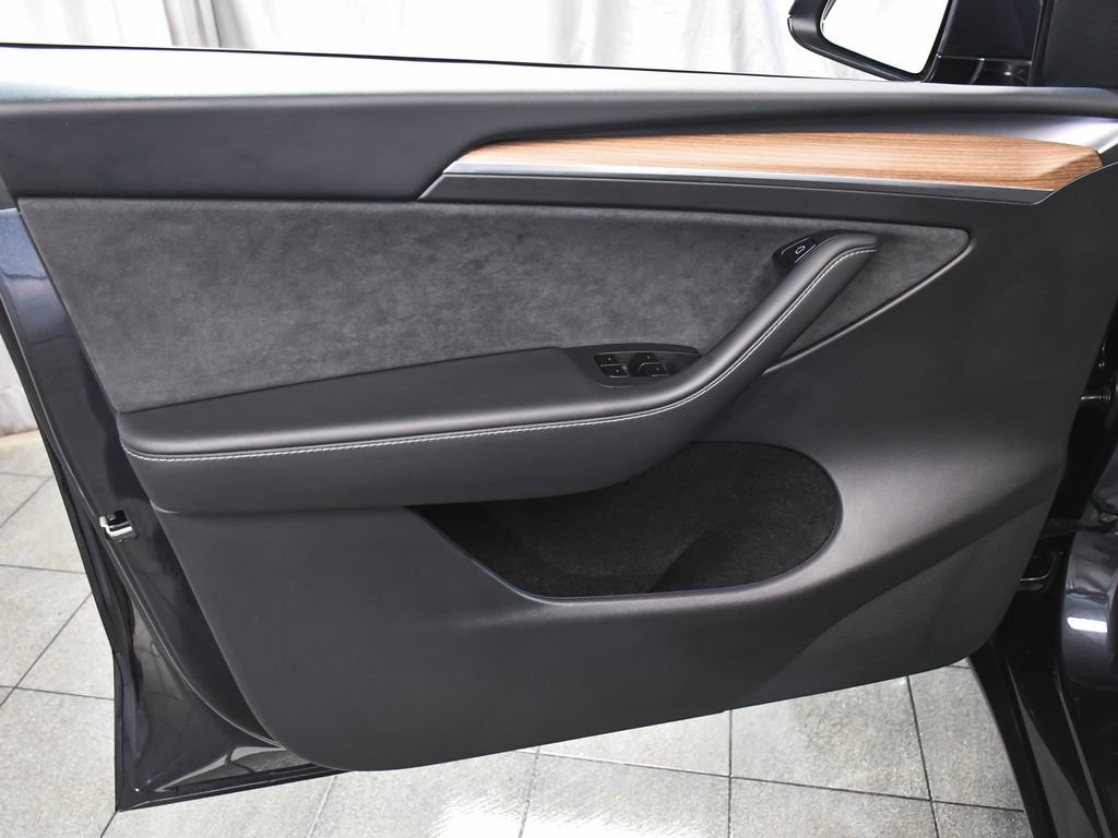 Used 2025 Tesla Model Y Long Range AWD/4WD image 9